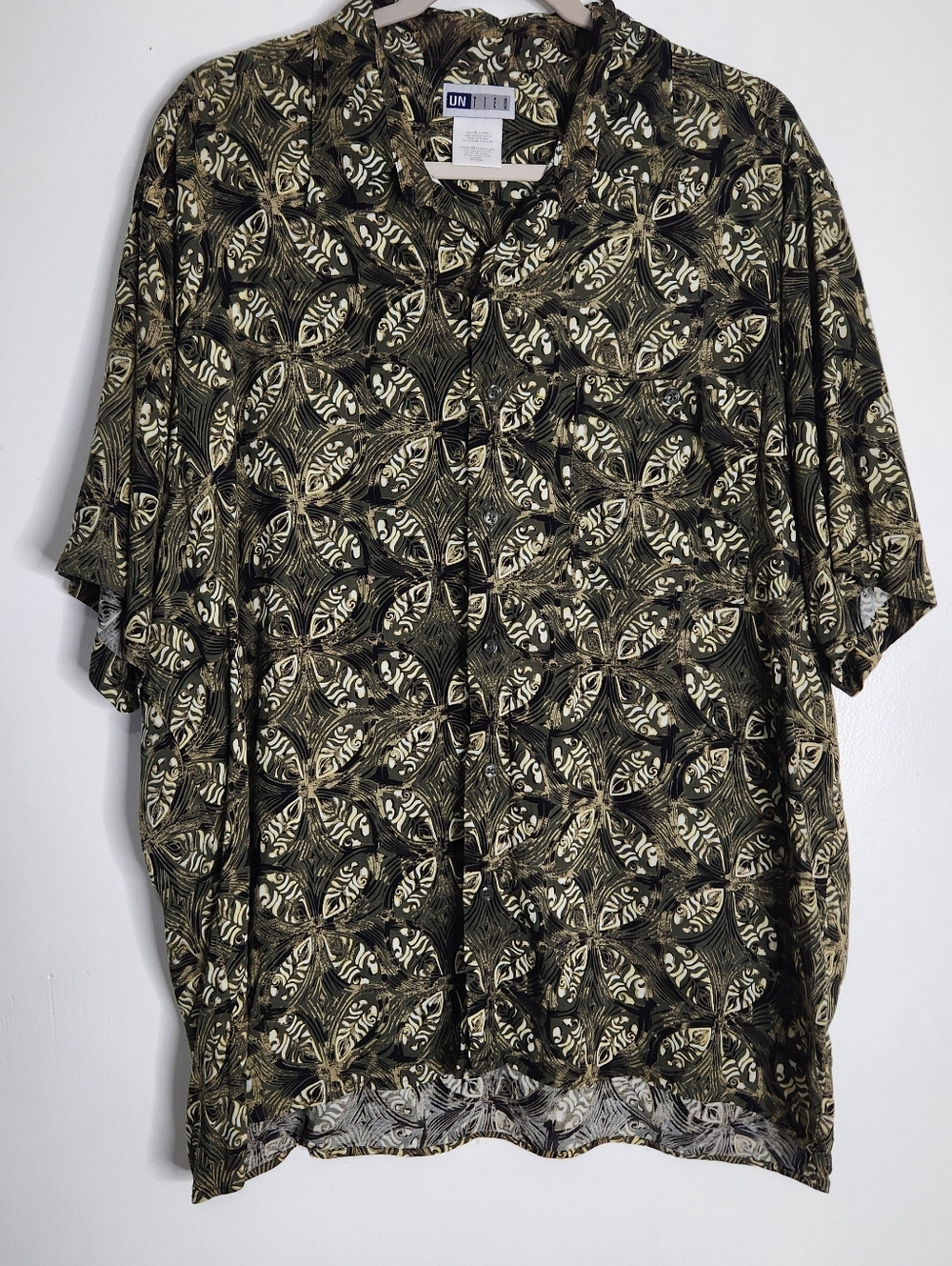Un Tied XL Mens Short Sleeve Button Down Shirt Made in Korea Green Abstract
